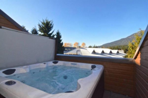 Hearthstone Lodge loft, Village centre, Private Hot tub, sleeps 6